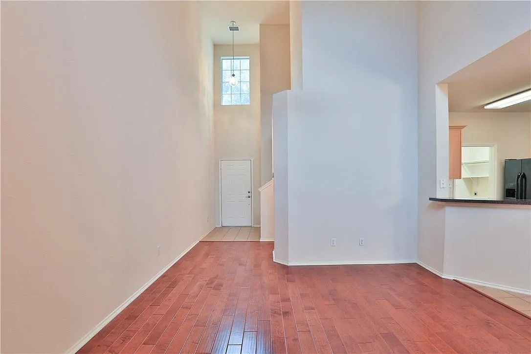 2 bed, 2.5 bath, 1300 sqft, $2,100 — Photo 4