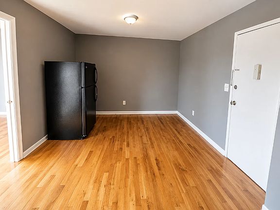 3rd image of 105 Montclair Ave Floor 3