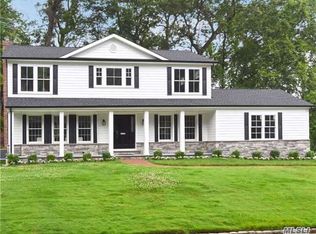 35 Hummingbird Dr, East Hills, NY 11576