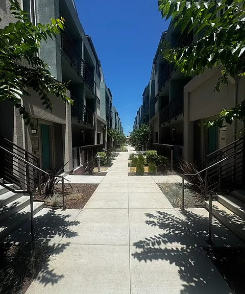 569 Yale Way — Photo 2
