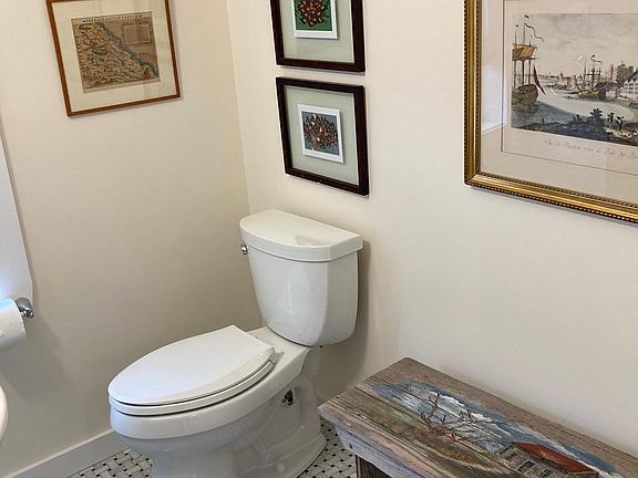 5th image of 427 Main St APT 3