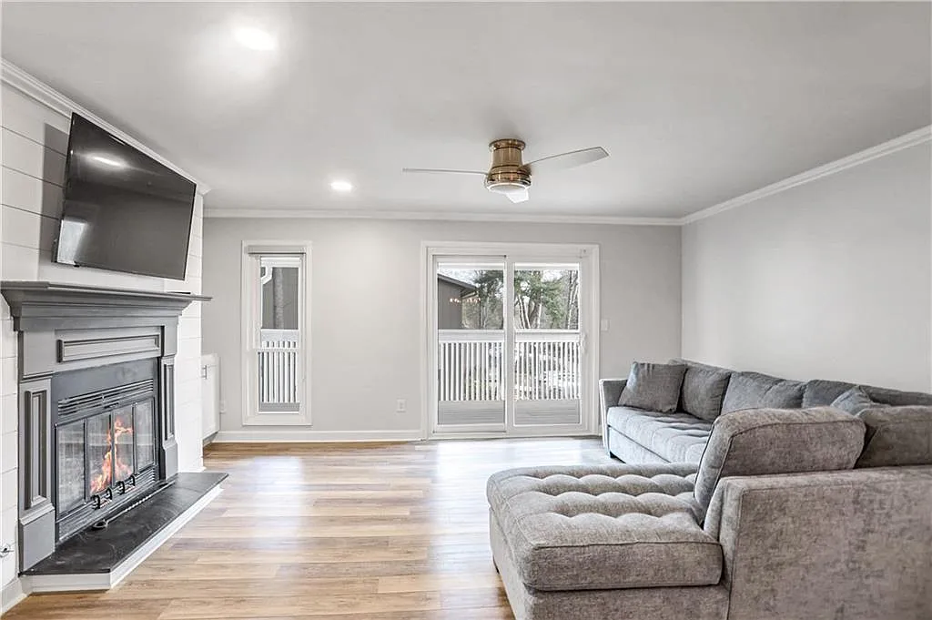 2 bed, 2.0 bath, 1332 sqft, $2,000 — Photo 2