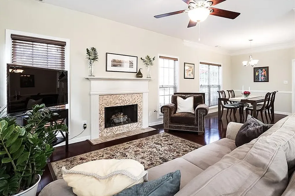 3 bed, 2168 sqft, $3,200 — Photo 4