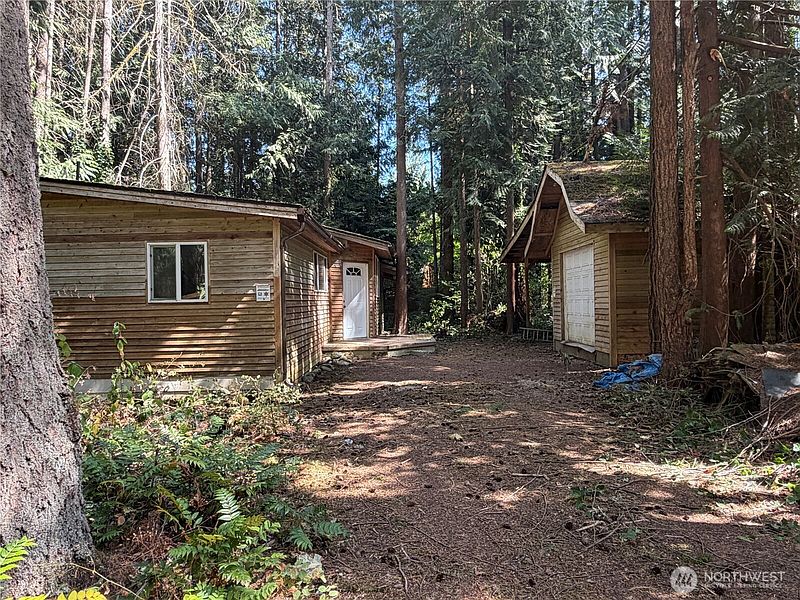 3rd image of 42062 Cedar Street