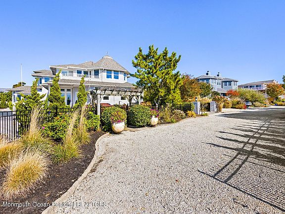 4th image of 146 Long Beach Blvd #E