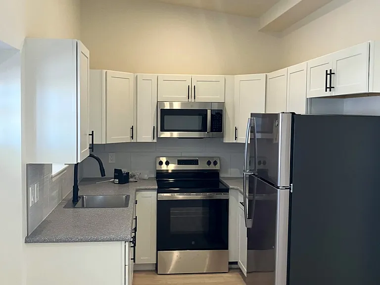 445 Ranney St — Photo 1