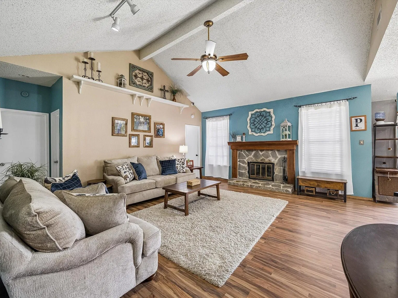 3 bed, 2.0 bath, 1368 sqft, $1,900 — Photo 4