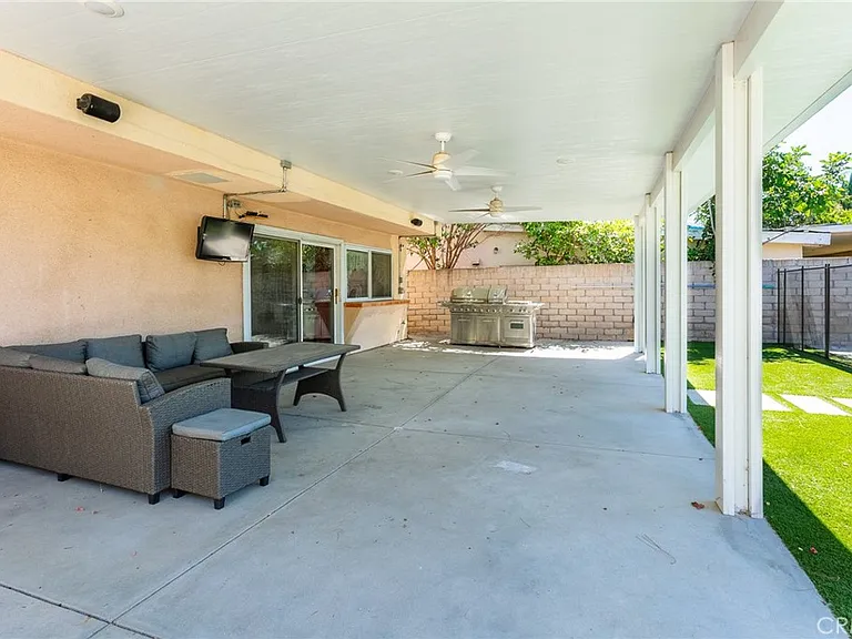 20246 Lanark St — Photo 30