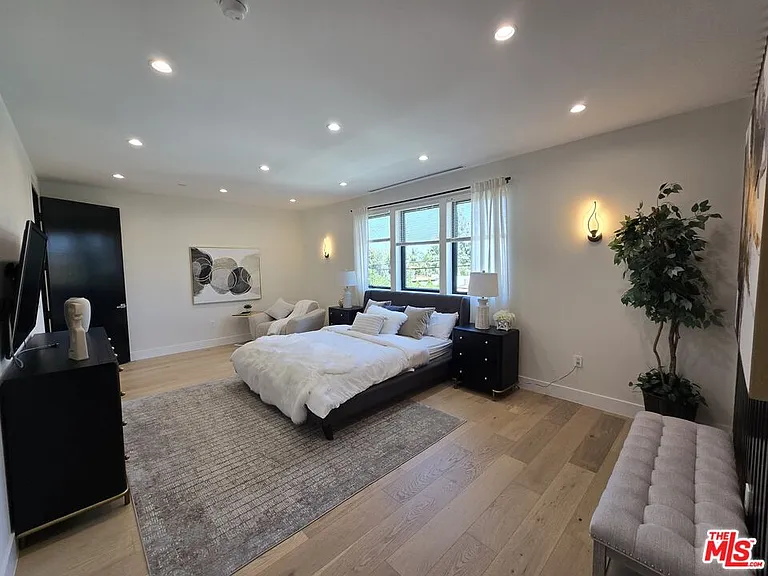 5012 Enfield Ave — Photo 36