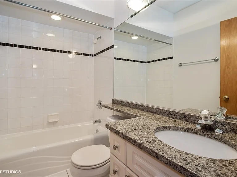 623 W Briar Pl #1 — Photo 9