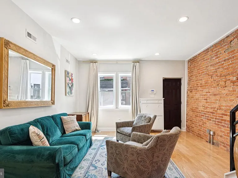 2211 Titan St — Photo 2
