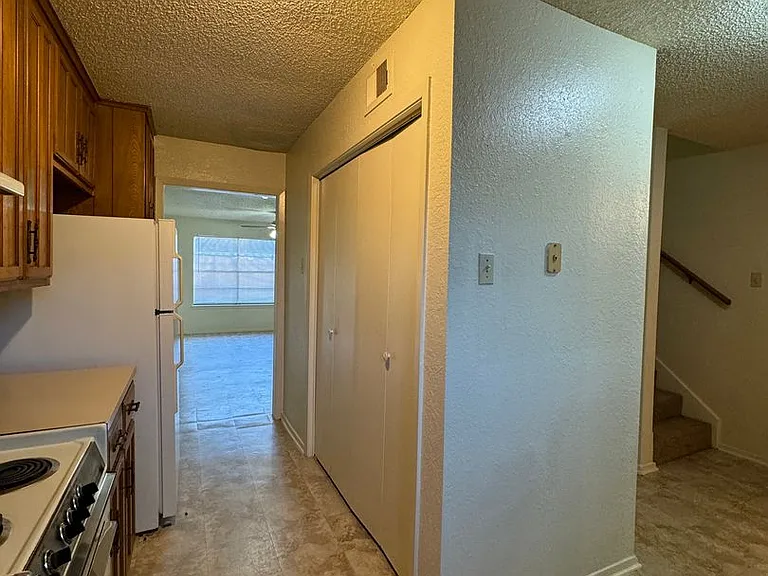 214 Romana Cir #E — Photo 10