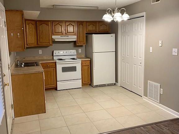 4th image of 3800 Brentwood Dr Unit 12