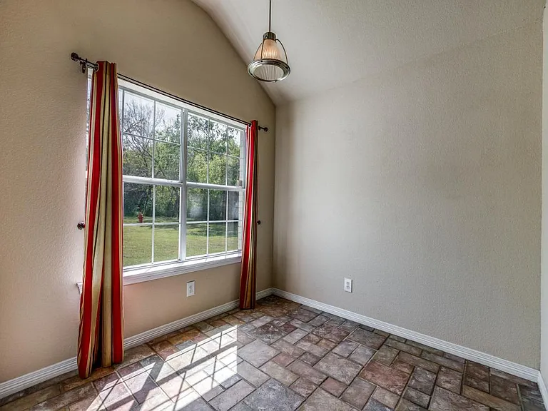 416 Scott Ln — Photo 4