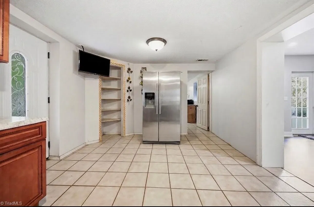 3 bed, 2150 sqft, $1,800 — Photo 4