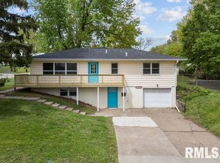 1002 Hillside Dr, Bettendorf, IA
