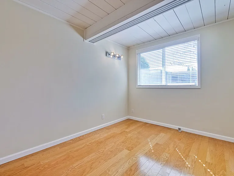 485 Emmons Dr — Photo 35
