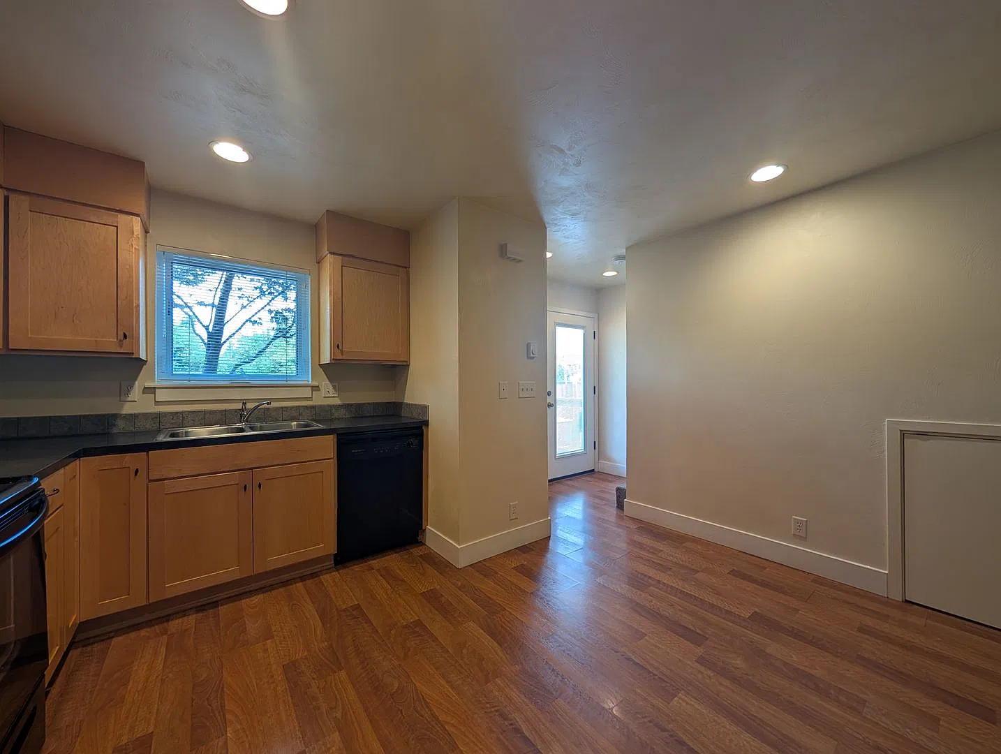 Beautiful 2-Bedroom, 2.5-Bath Condo Near Amazon Park! — Photo 4