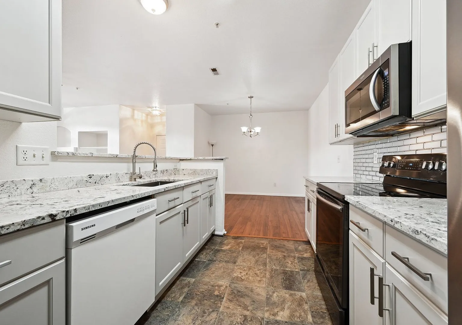 3 Bedroom Condo in Aurora — Photo 3