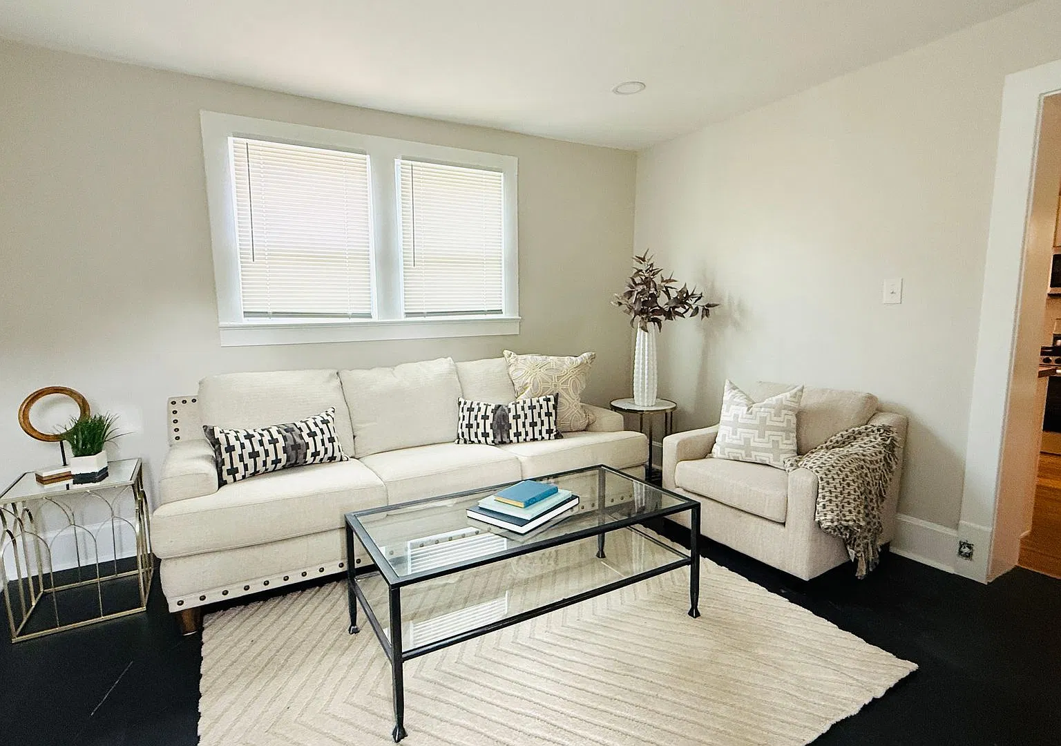 Fully furnished, beautifully remodeled first floor home located in the desirable Kenwick neighbor... — Photo 1