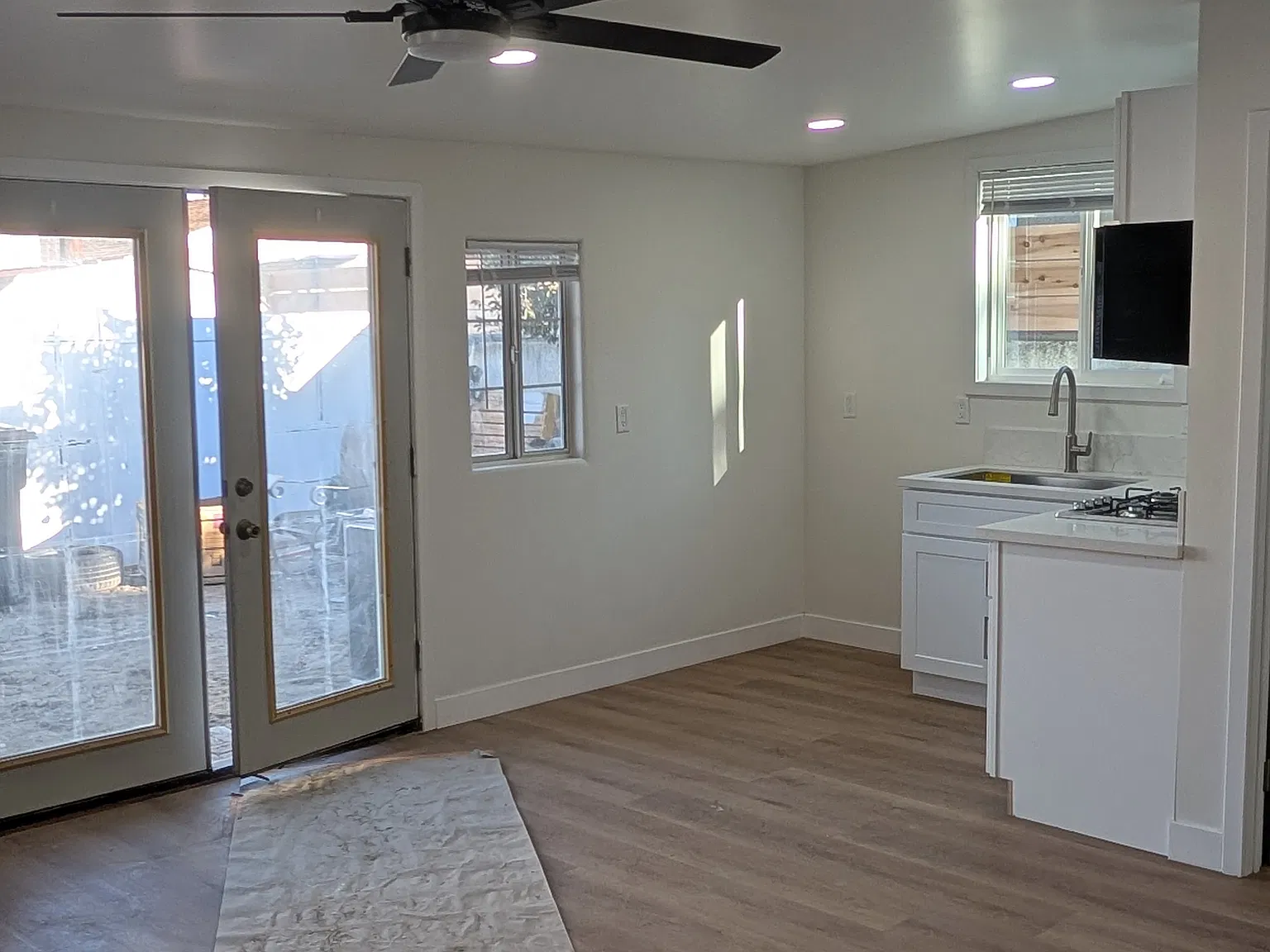 Studio, 420 sqft, $1,900 — Photo 2