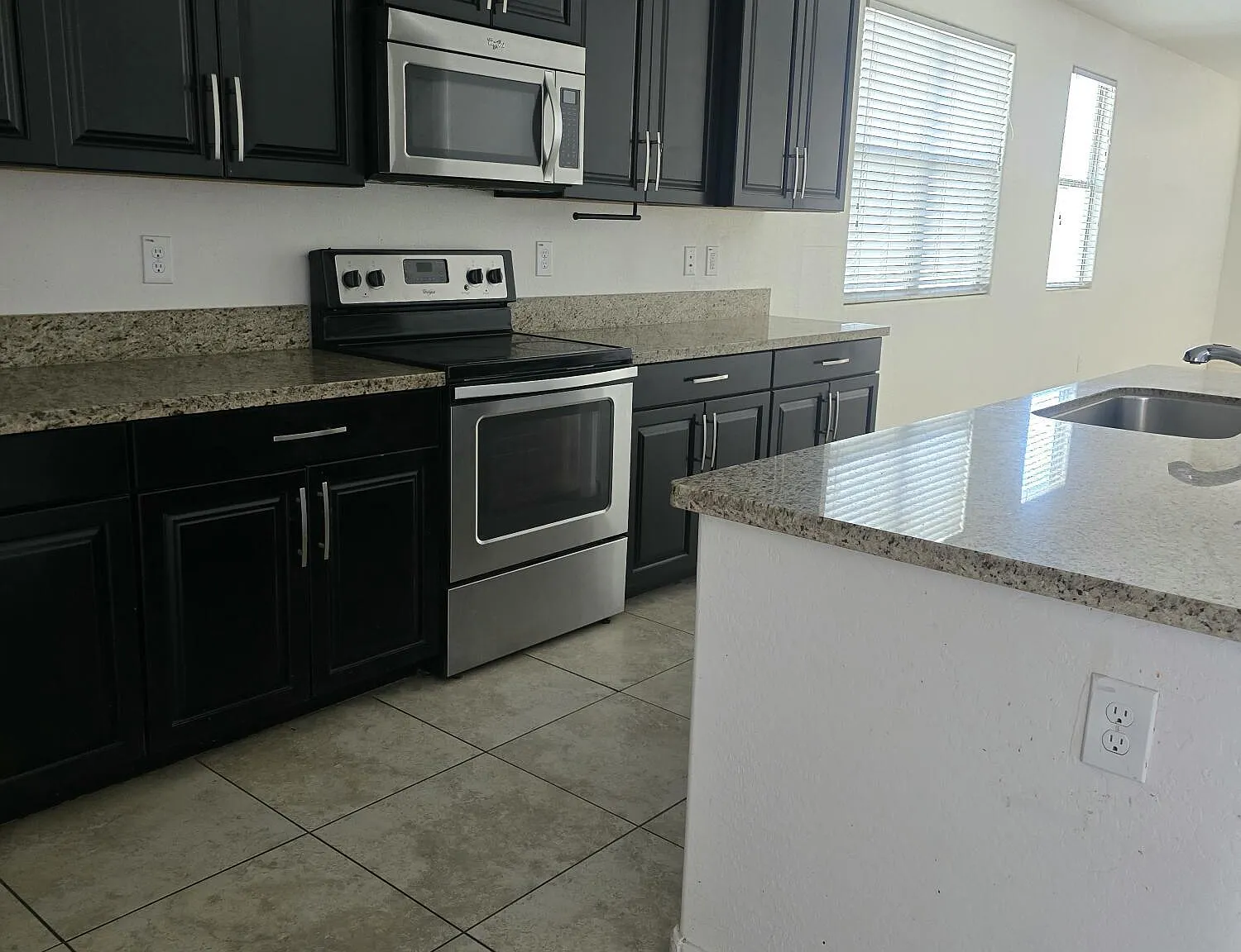 3 bed, 2.0 bath, 1785 sqft, $2,045 — Photo 4