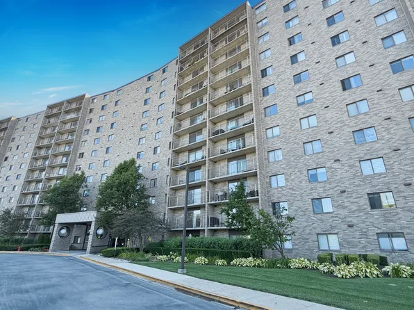 6340 Americana Dr APT 210, Willowbrook, IL 60527