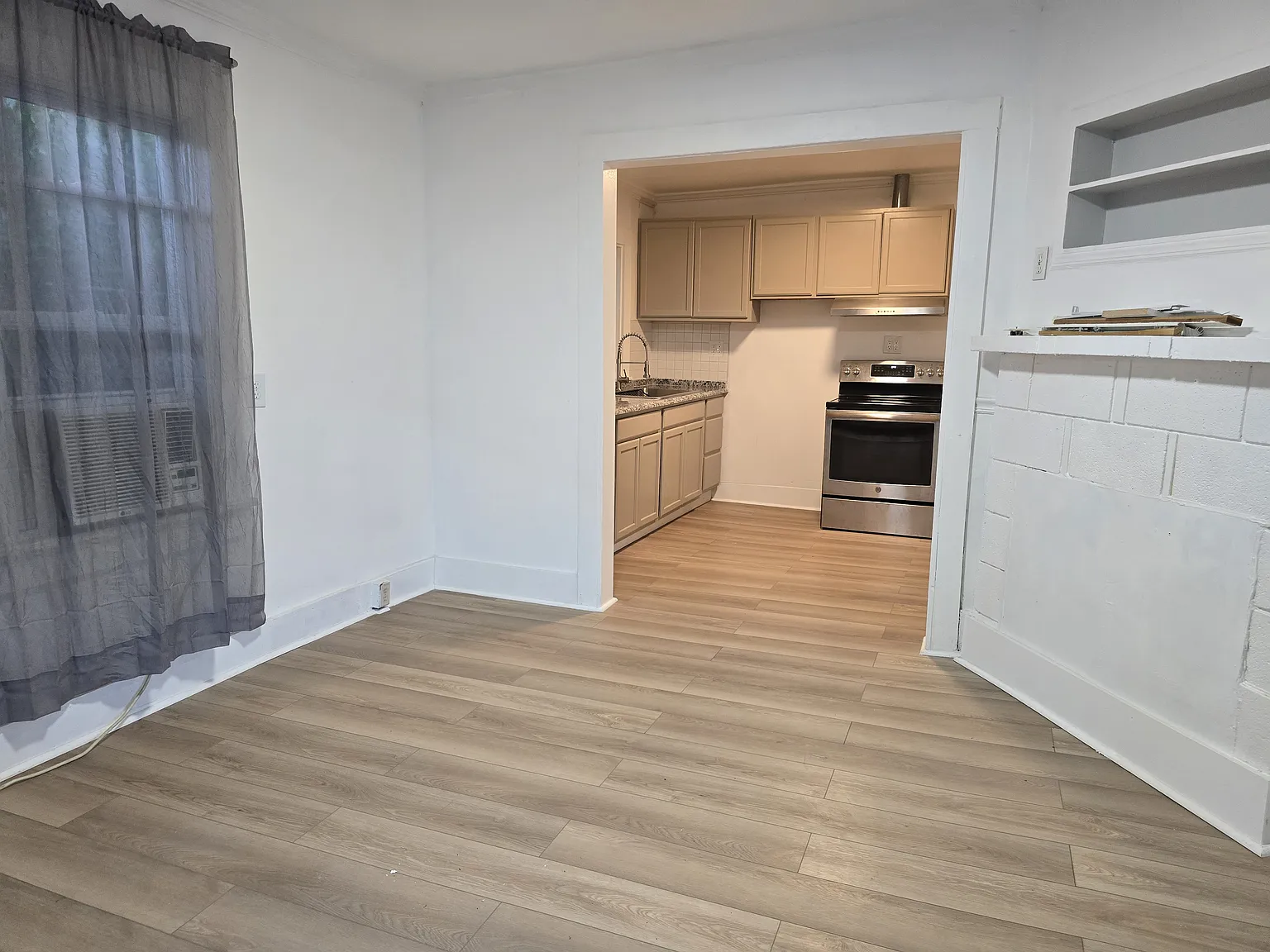 3 bed, 1.5 bath, 800 sqft, $1,800 — Photo 2