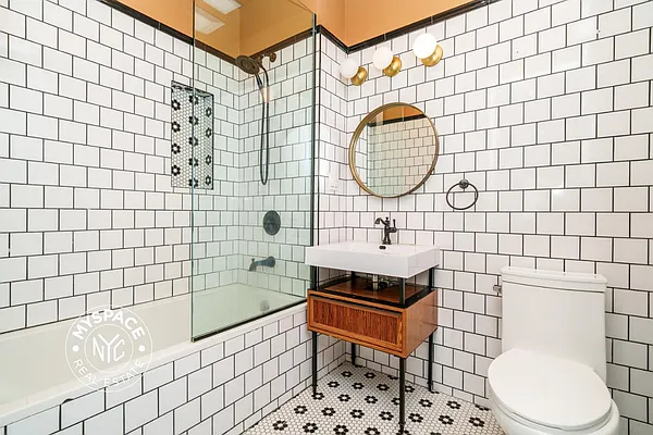 Bathroom, photo 1
