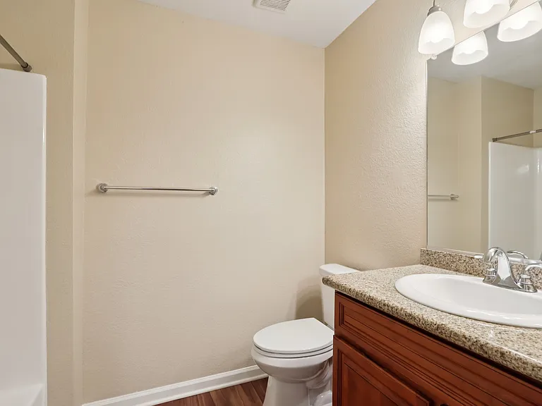1 Bedroom 1 Bathroom (725 sqft.)

Bathroom with vanity & full-size shower/tub.