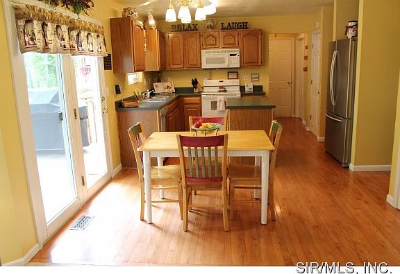 4th image of 300 Cambridge Dr