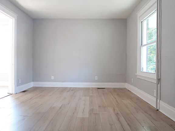 2nd image of 1624 Niagara St #1