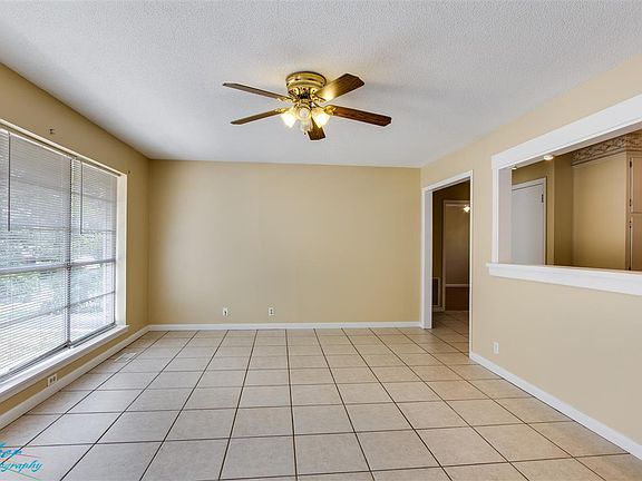 2nd image of 203 Poinsettia St
