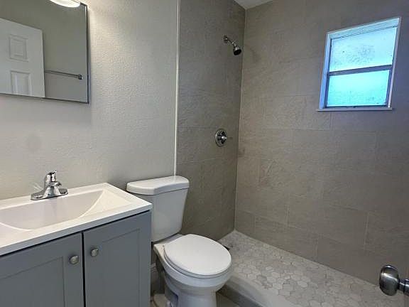 4th image of 2432 Greenwood St