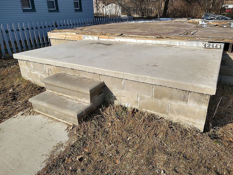 2nd image of 42431 Orchard St