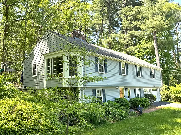 10 Meadowview Rd — Photo 1