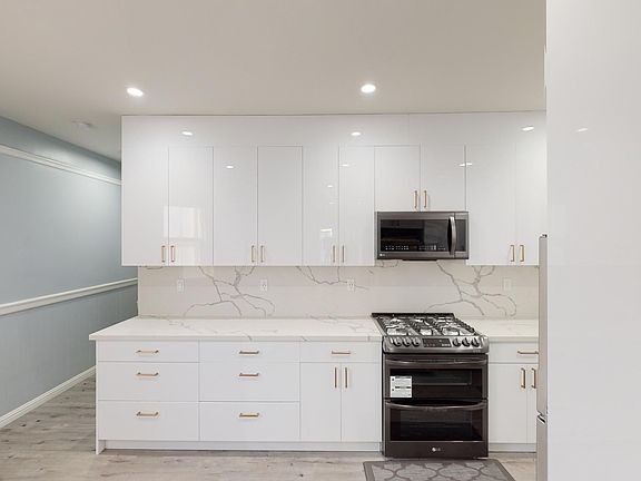 2nd image of 744 Hyde St