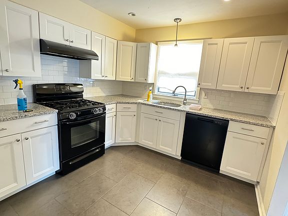 5th image of 161 Fieldway Ave #1L