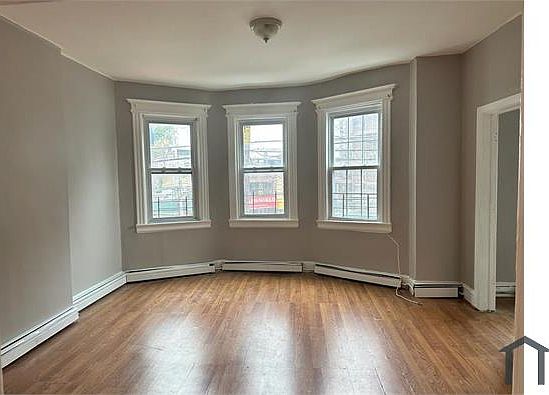 2nd image of 8 Van Duzer St