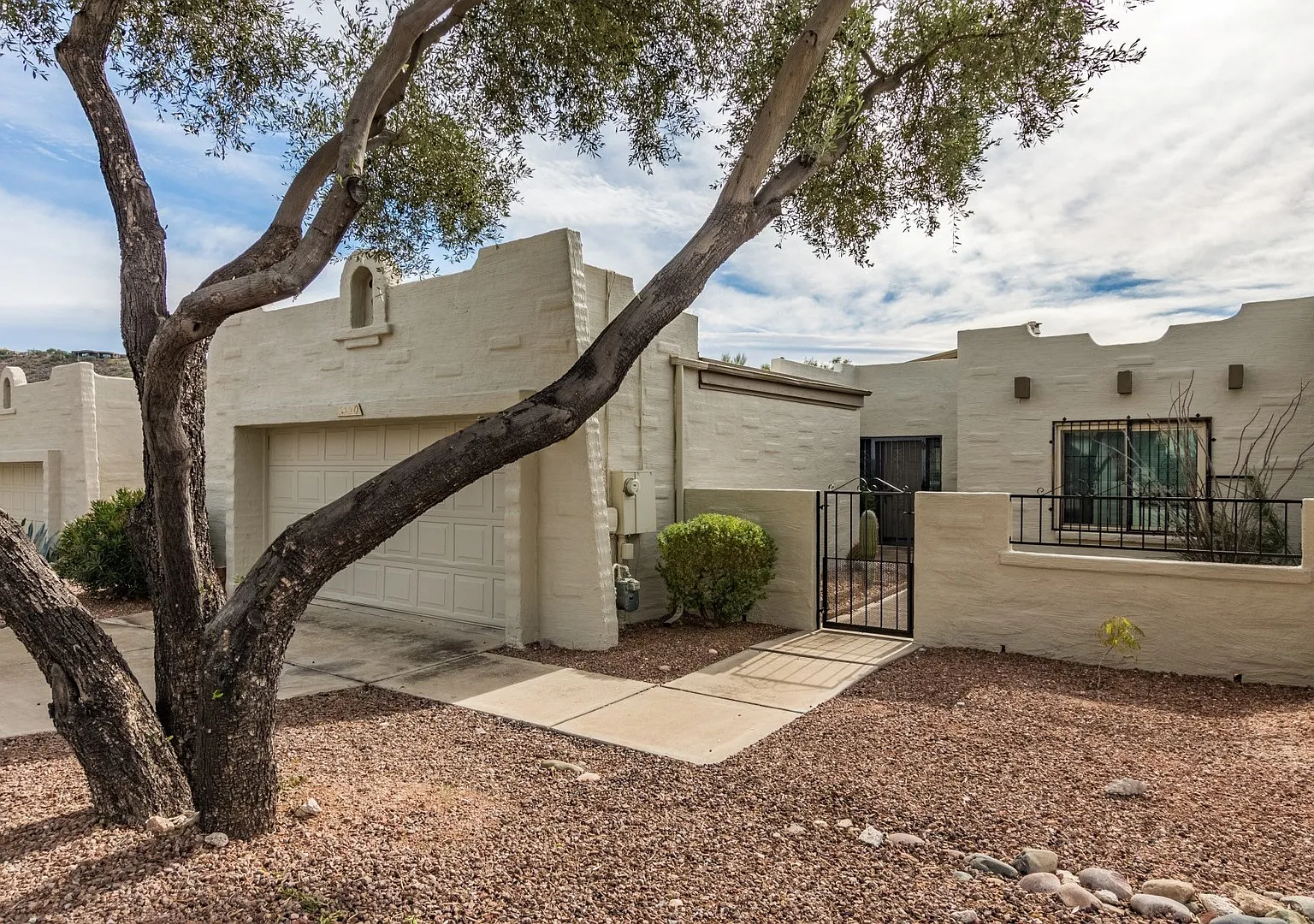 Refined Catalina Foothills Living: Carpet-Free 3BD Home with Private Gated Courtyard — Photo 3