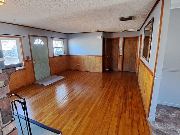 4th image of 215 Walnut Dr