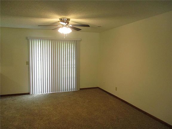 3rd image of 823-27 Elizabeth Ct