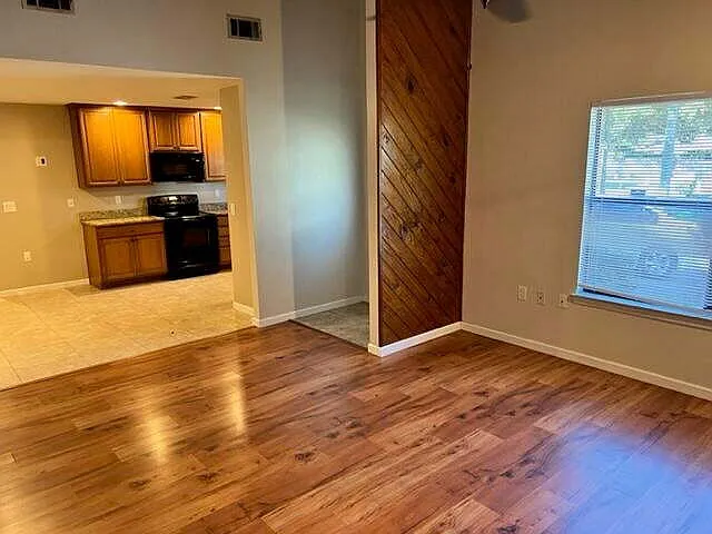 3 bed, 2.0 bath, 1257 sqft, $1,995 — Photo 2