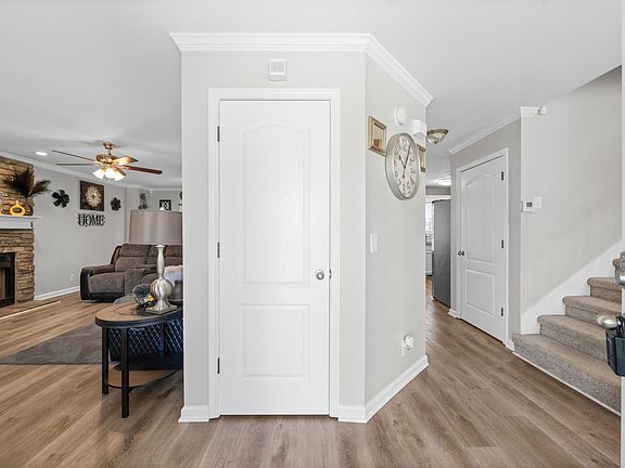 5th image of 1384 Ambleside Dr
