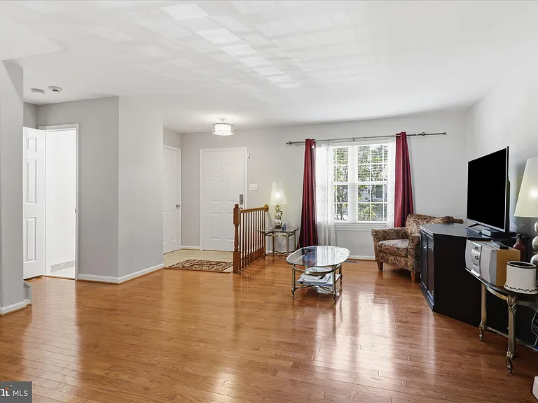 111 Connery Ter SW — Photo 4
