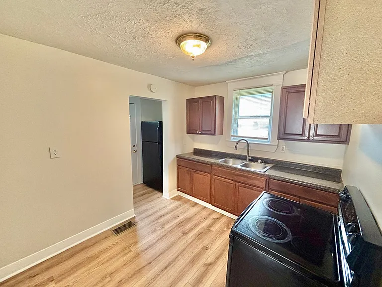 3911 Larkwood Ave — Photo 8