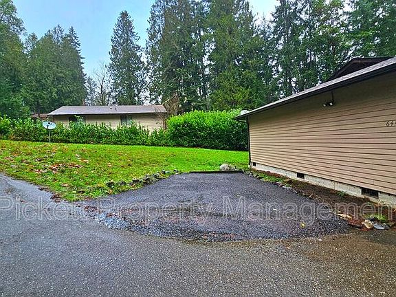 5th image of 6449 Lewis Dr NE