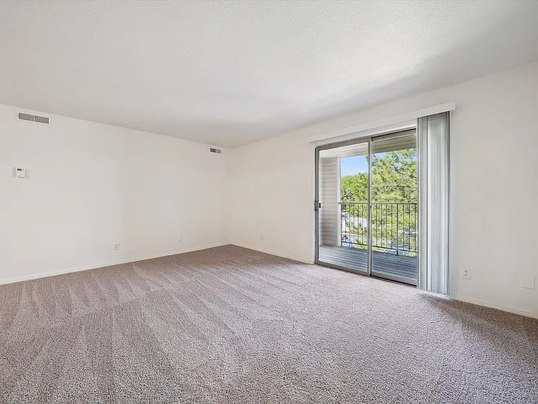 One Bedroom - 1 Bed / 1 Bath - 699 Sq.Ft.