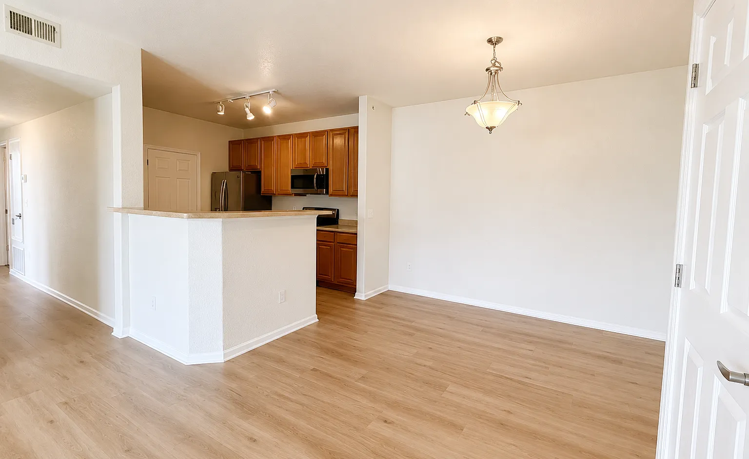 3 bed, 1291 sqft, $2,100 — Photo 2