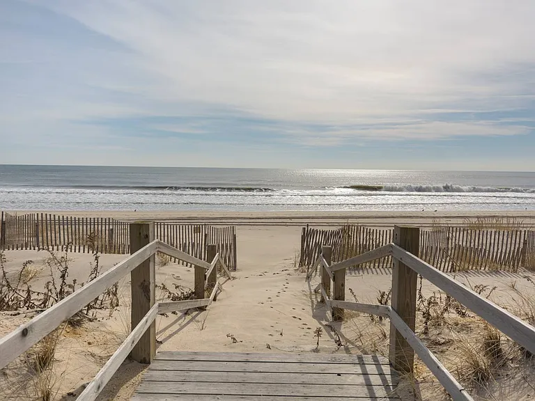 277 Surfside Dr — Photo 3